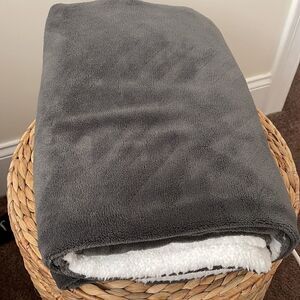 Montauk Fleece‎ Blanket/Throw. Gray/cream. Size 48”x64”